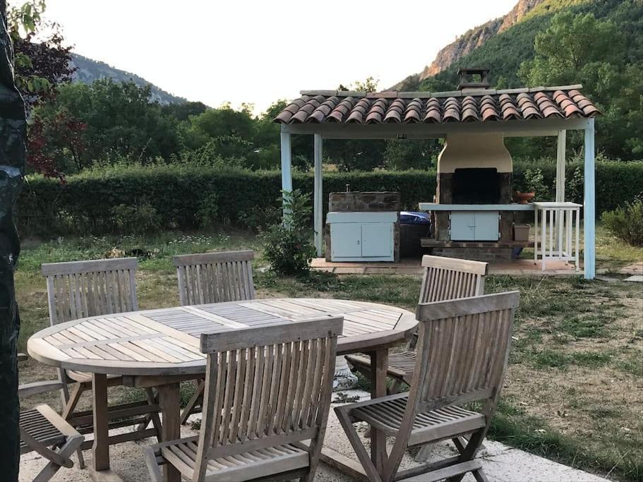 La Maison Des Pins Saint-Julien-du-Verdon Luaran gambar